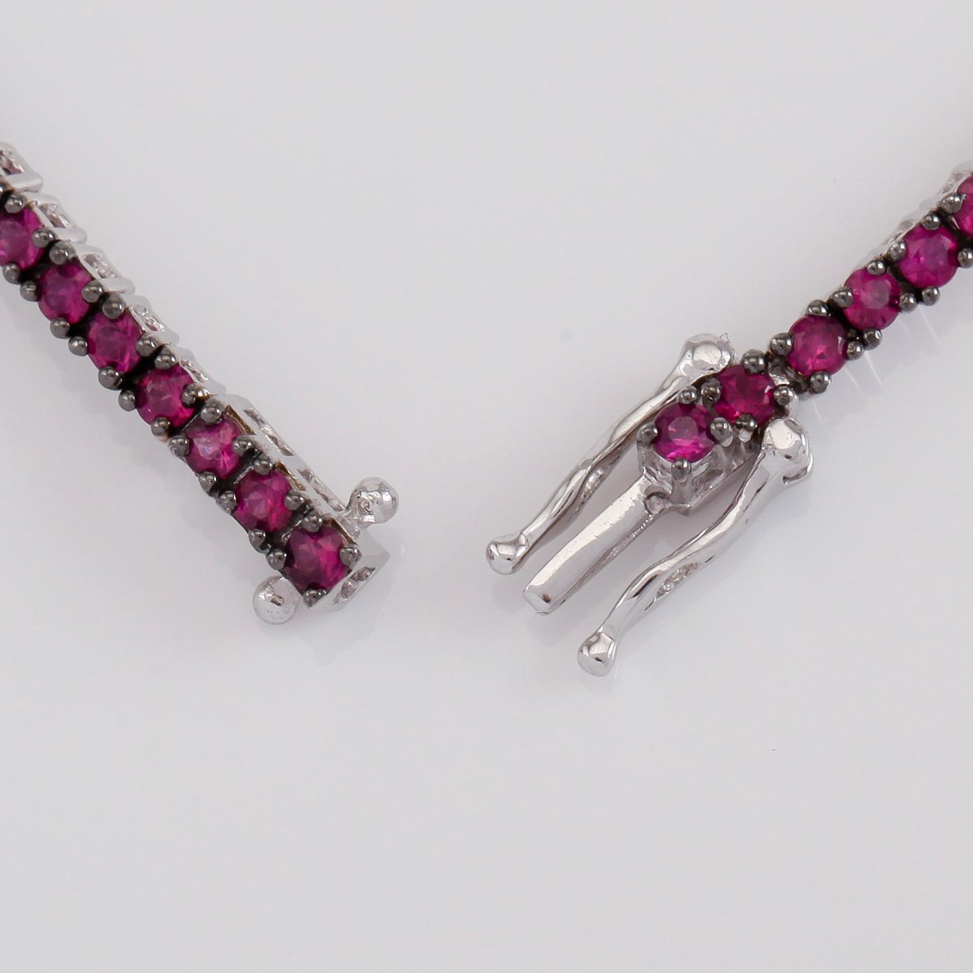 ARMBAND, 18K vitguld, rubiner tot ca 4.54 ct. och svarta spineller tot ca 1.15 ct.