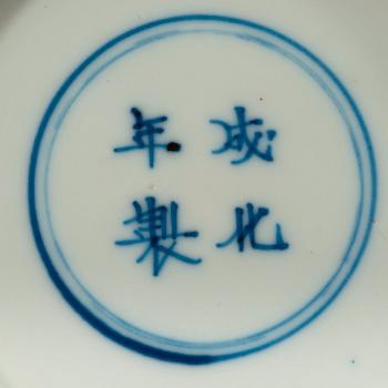 A small blue and white tray decorated with figures in a garden, Qing Dynasty, Kangxi (1662-1722).