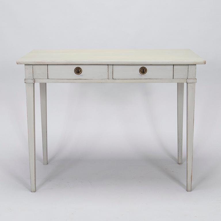 Skrivbord, gustaviansk stil, 1900-tal och stol, gustavianskt provinsarbete, 1700-talets slut.