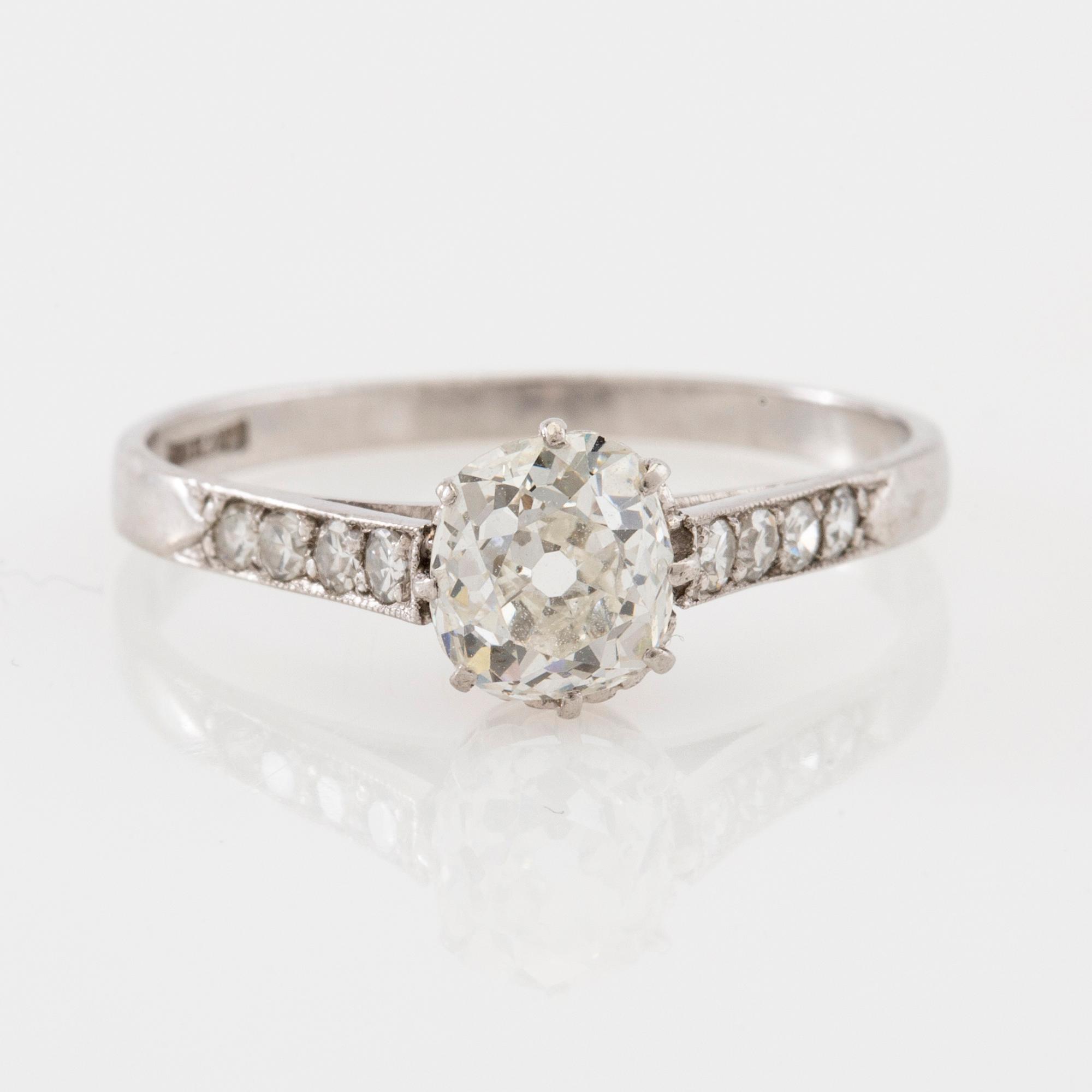 Ring av platina med en ovalt gammalslipad diamant samt mindre enkelslipade diamanter, CG Hallberg Göteborg 1937.