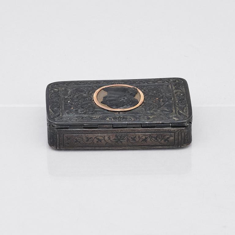 Dosa, gjutjärn med porträttmedaljong. 1800-talets början. Sannolikt föreställande kung Ludvig XVIII. Empire.