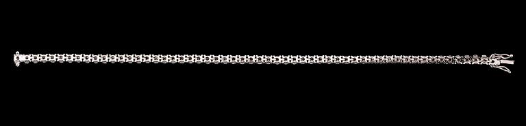 ARMBAND, 18 k vitguld, Rivière, 56 briljantslipade diamanter tot 5.33 ct.