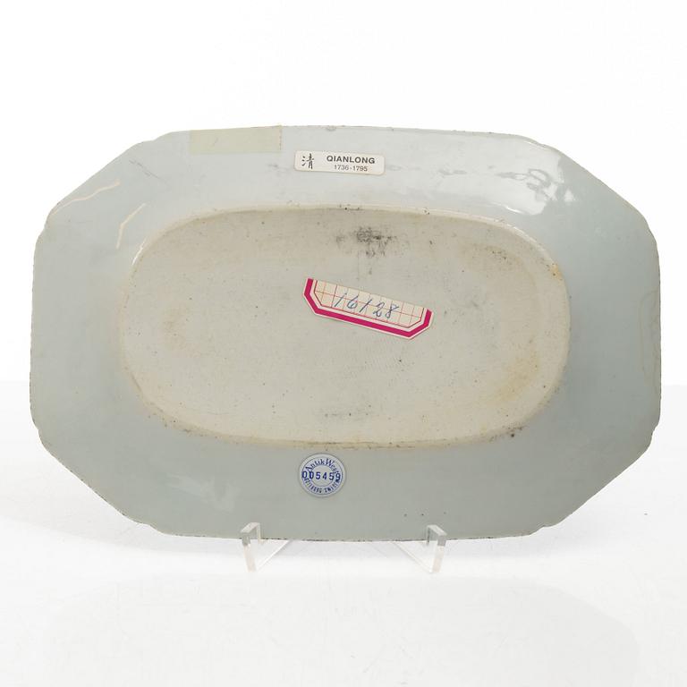 Stekfat, 5 st, kompaniporslin, Qingdynastin, Kina, 1700/1800-tal samt ask med lock och vas, Kina, 1900-tal.