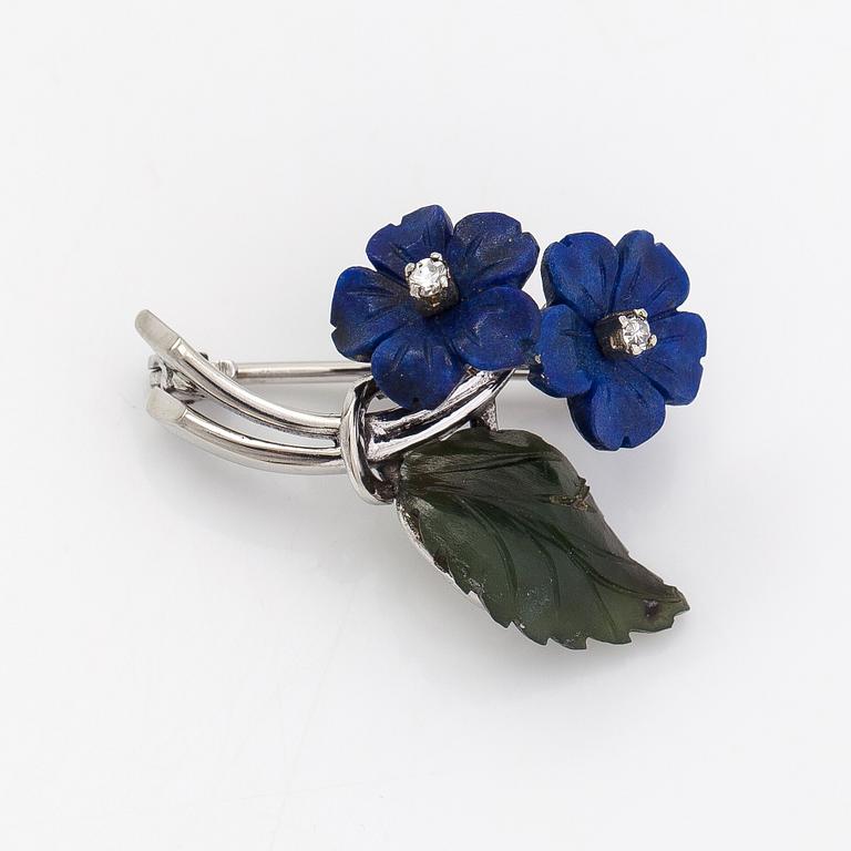 Brosch, nickelhaltigt 18K vitguld, lapis lazuli, nefrit och diamanter ca 0.03 ct totalt.