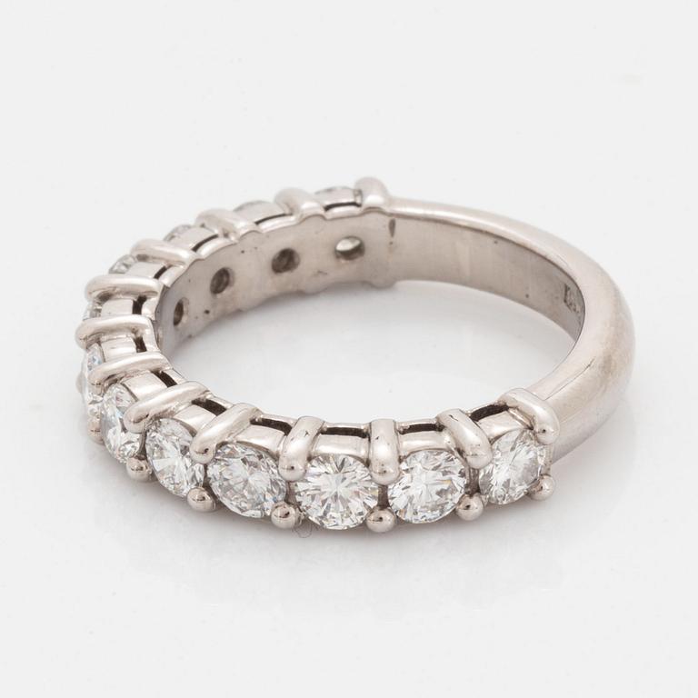 Ring 18K gold set with round brilliant-cut diamonds.