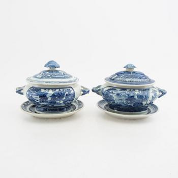 Såsterriner 2 st  Kina omkring 1800 porslin, medföljer karott med lock.