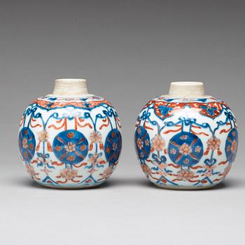 A pair of imari tea caddies, Qing dynasty, Kangxi (1662-1722).