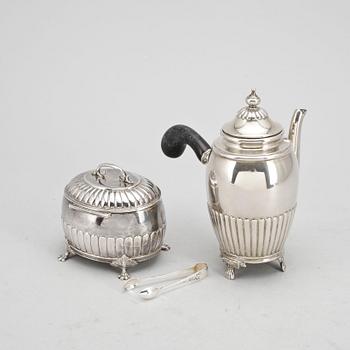 KAFFEKANNA och SOCKERSKRIN, silver, CG Hallberg, resp Gustaf Möllenborg, Stockholm 1910 resp 1892. Total vikt ca 588 g.