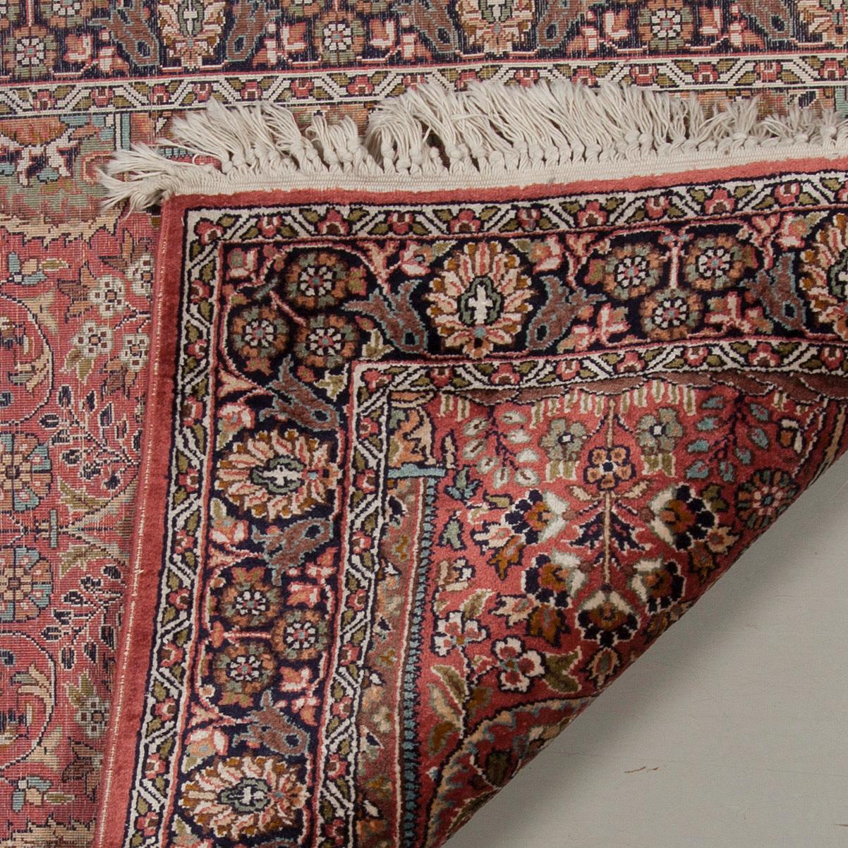 BÖNEMATTA, siden, Kashmir. Ca 80x121 cm. |.