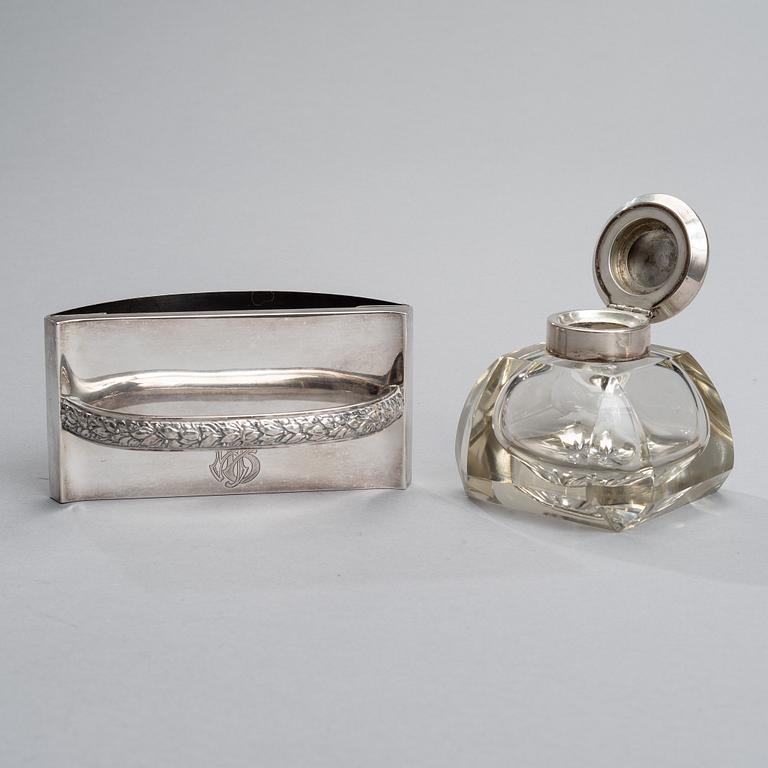 SKRIVSTÄLL, 4 delar, silver och glas, Åbo samt Helsingfors 1922. Tot vikt silver 694 g.