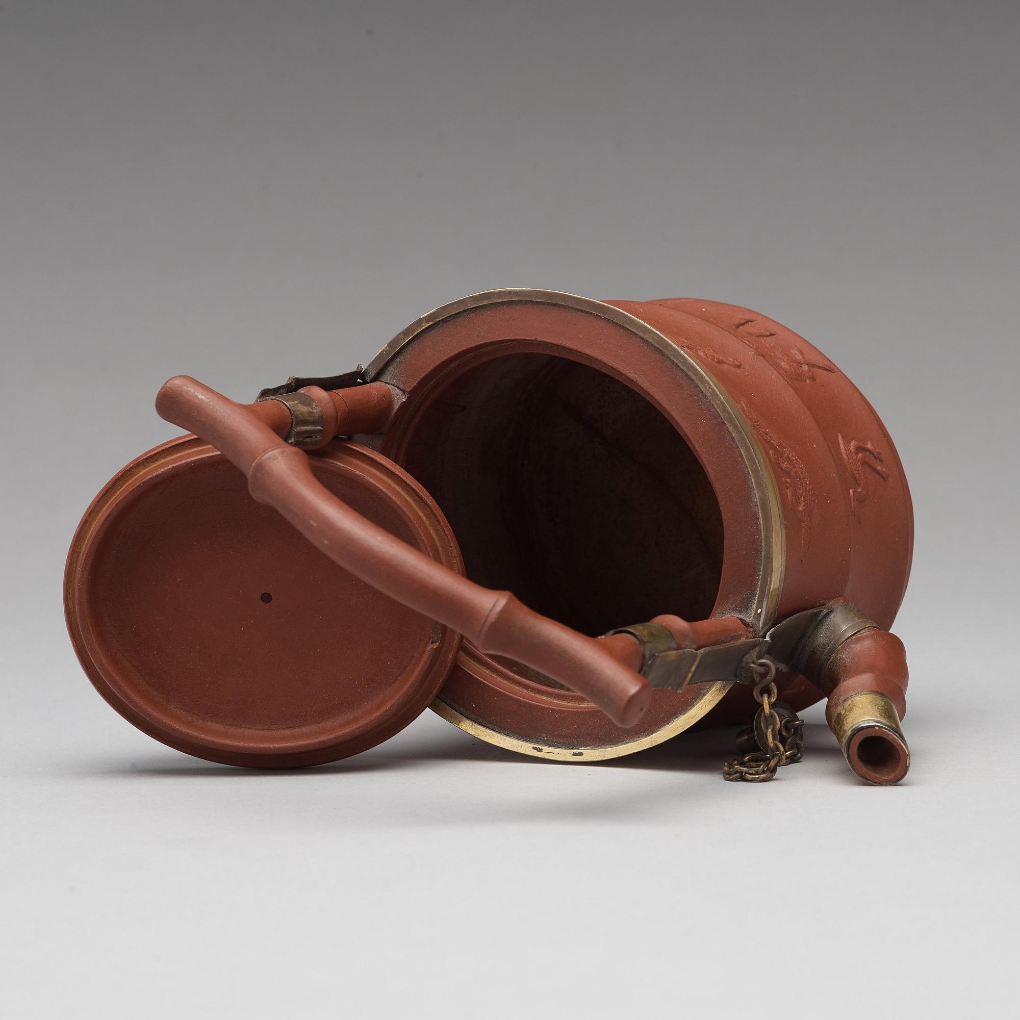 TEKANNA med LOCK, yixinggods med metallmontering. Qingdynastin, troligen 1700-tal.