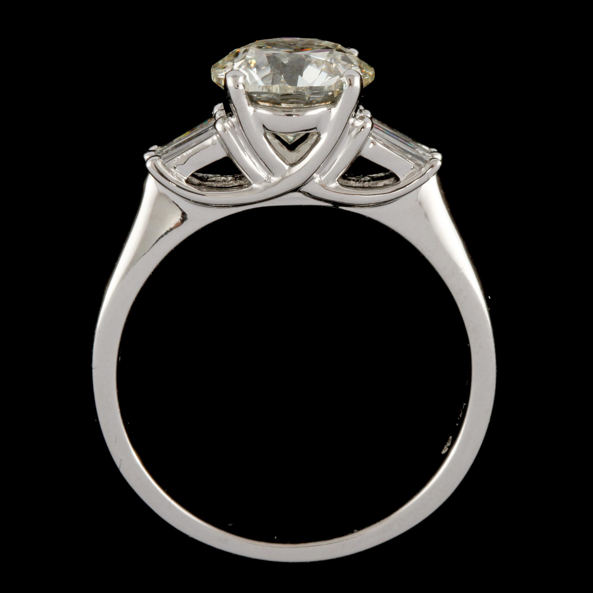 RING, 18K vitguld med briljantslipad diamant 2.00 ct samt 4 baguettslipade diamanter 0.31 ct. Vikt 4,5 gram.