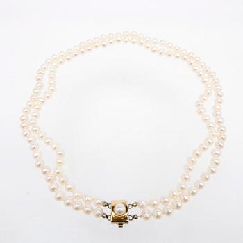 Necklace, freshwater pearls with a clasp in 18K gold.