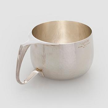 Tapio Wirkkala, kuksa, "Isännänmuki", hopeaa, TW 463, Kultakeskus, Hämeenlinna 1989.