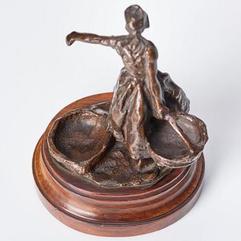 Carl Milles, Woman carrying water (for salt and pepper).