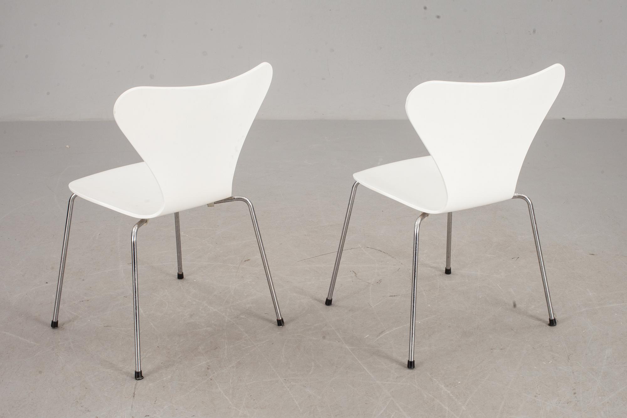 STOLAR, 2 st, "Sjuan", Arne Jacobsen för Fritz Hansen.