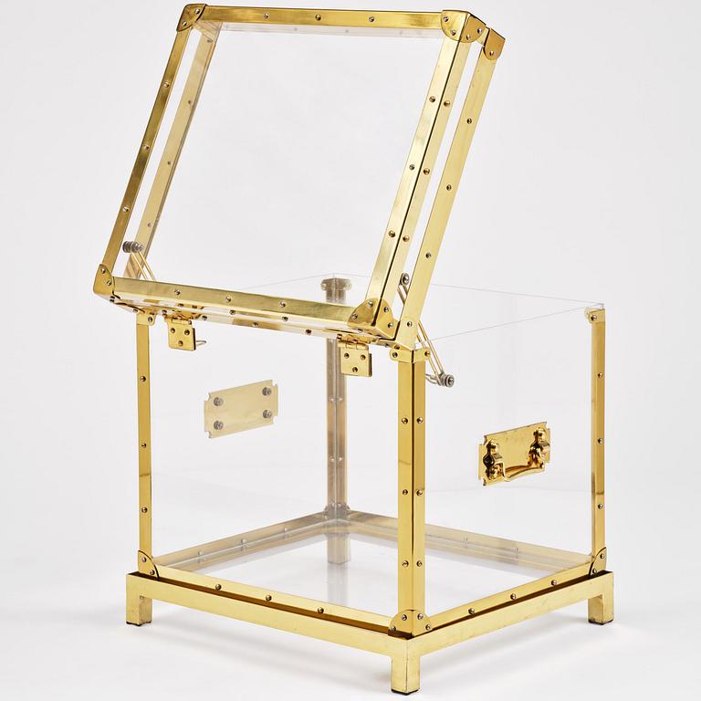 Eichholtz, a "Flightcase" chest/coffee table, contemporary production.