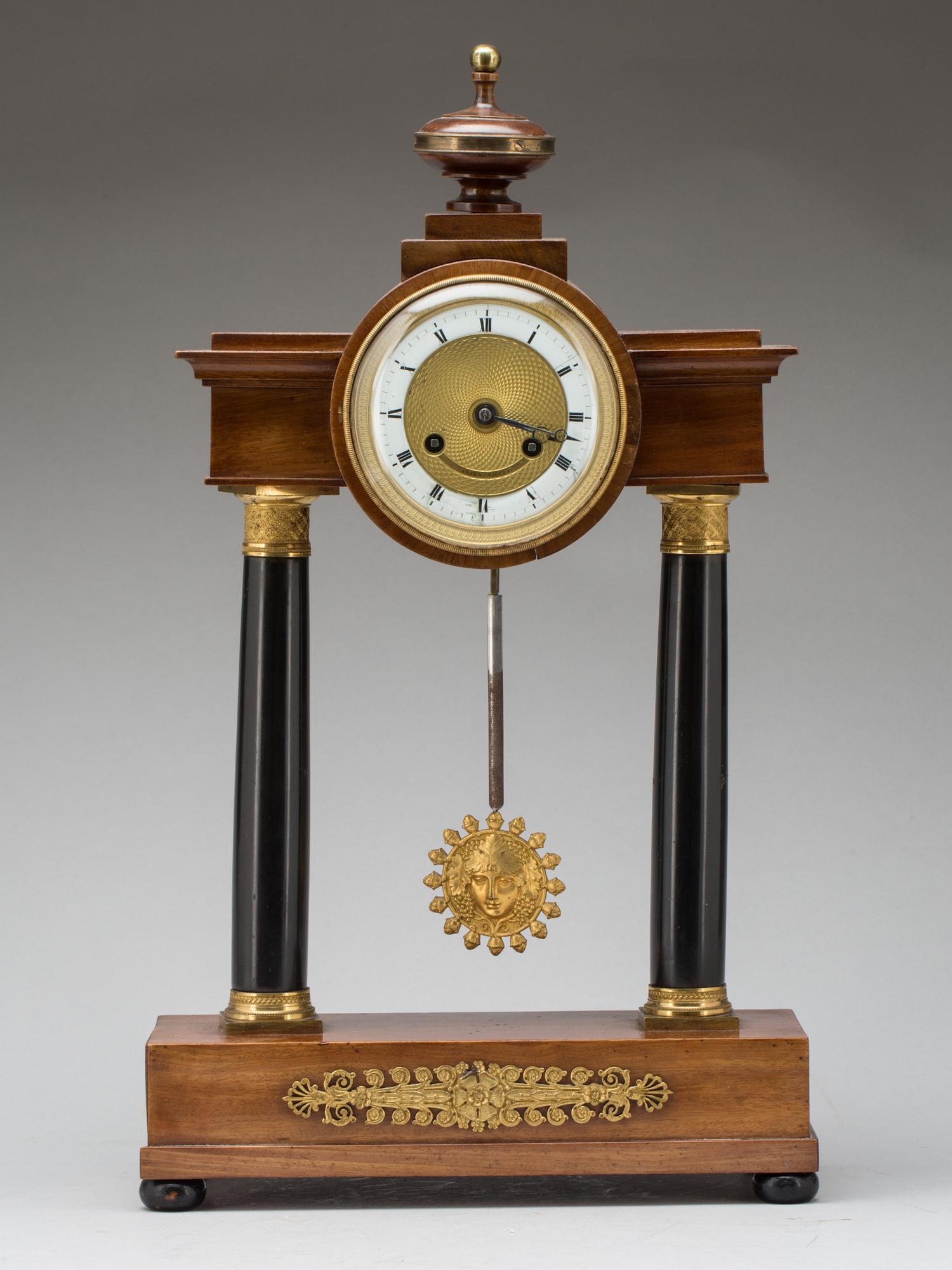 BORDSPENDYL. Urtavla märkt "Kristensen? Kiobenhavn". Empire,1800-talets första del.