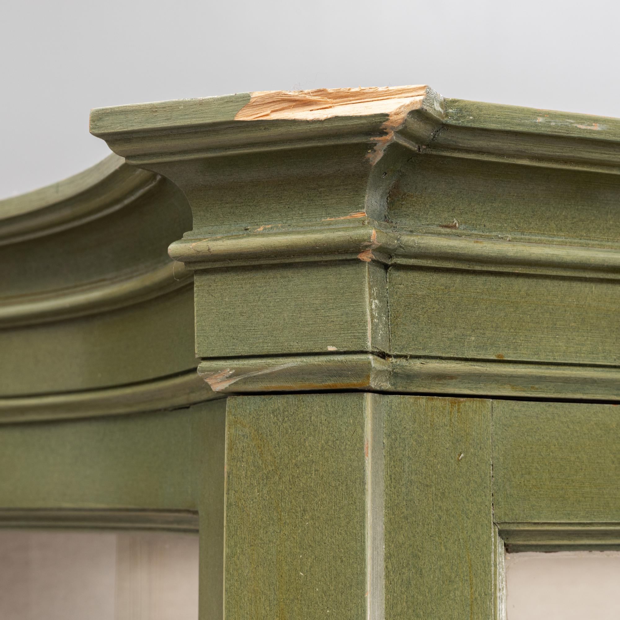 A pair of painted display cabinets, first half of the 20th Century.