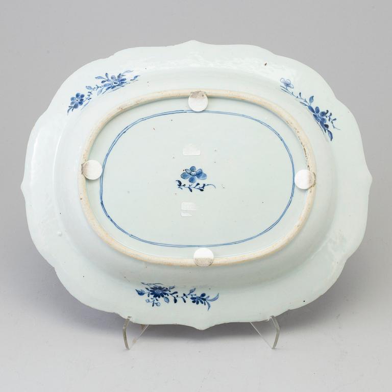 A blue and white export porcelain tureen platter, Qing dynasty, Qianlong (1736-95).