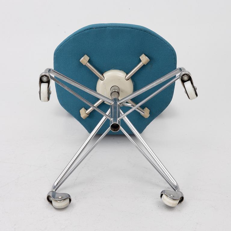 Arne Jacobsen, “T-chair”, model 3113, office chair with chromed metal and textile frame, Fritz Hansen, Denmark.
