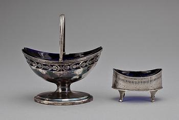 SALTKAR samt SKÅL PÅ FOT, silver,  John Robertson, 1798-99, Newcastle, England. Vikt 246g.