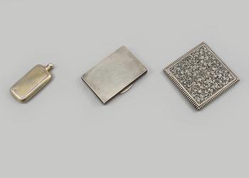 LUKTDOSA, PARFYMFLASKA och PUDERDOSA, silver och låghaltigt silver, 1900-talets första hälft/mitt.