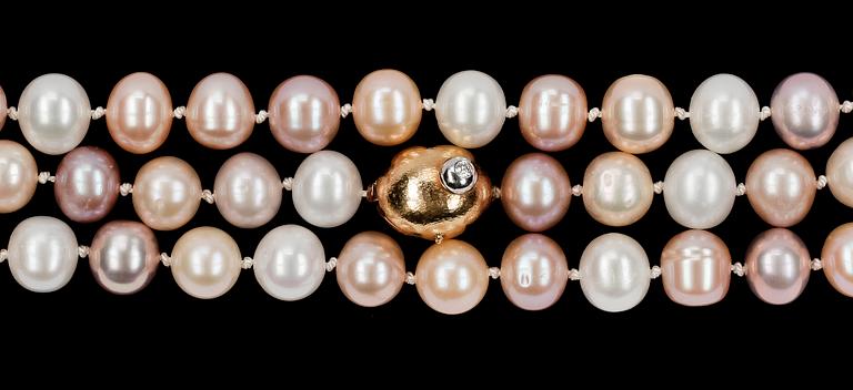 Ole Lynggaard, NECKLACE, Ole Lyngaard, pink Chinese fresh water pearls, app. 10 mm, clasp in gold with brilliant cut diamond, app. 0.03 cts.