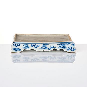 A blue and white ink stone, Qing dynasty with Kangxi six charcter mark.