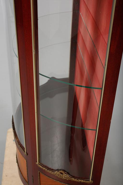 VITRINSKÅP, Louis XV-stil, 1900-talets tredje kvartal.