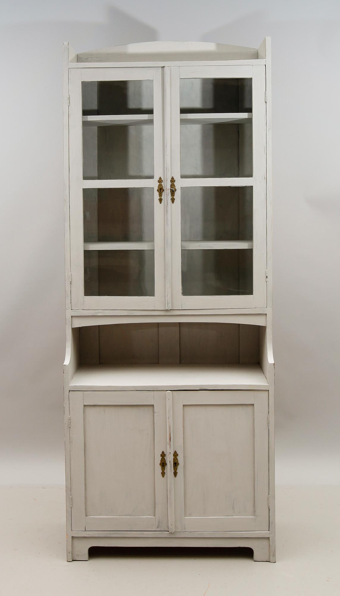 VITRINSKÅP, 1900-talets första hälft.