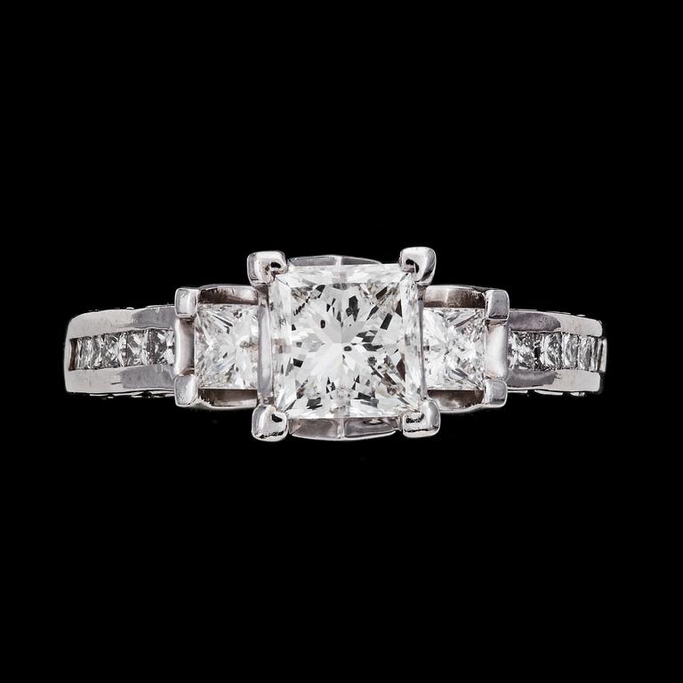 RING, princesslipad diamant, 1.28 ct enl cert EGL samt briljantslipade diamanter, tot. 0.85 ct.