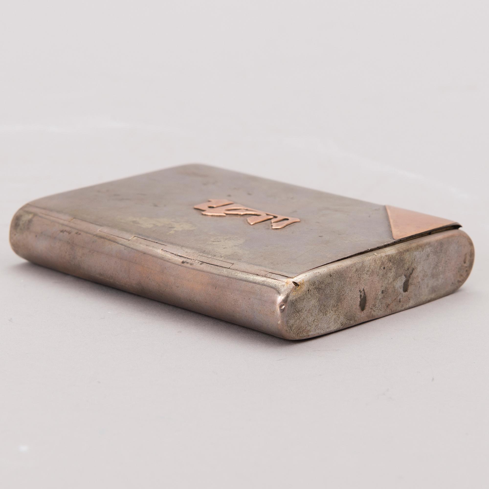 A cigarette case in silver (875) and gold, early 20th Century.
