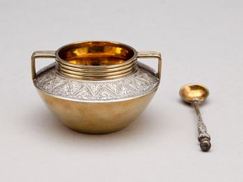 SALTKAR MED SKEDAR, 6 st, silver, London, England, 1880.  Vikt ca 365 g.