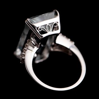 RING, 18 k vitguld, med akvamarin 16.95 ct samt briljantslipade diamanter.