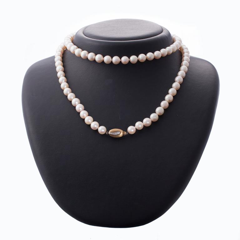 PÄRLCOLLIER, odlade pärlor, låset 14K guld, små diamanter.