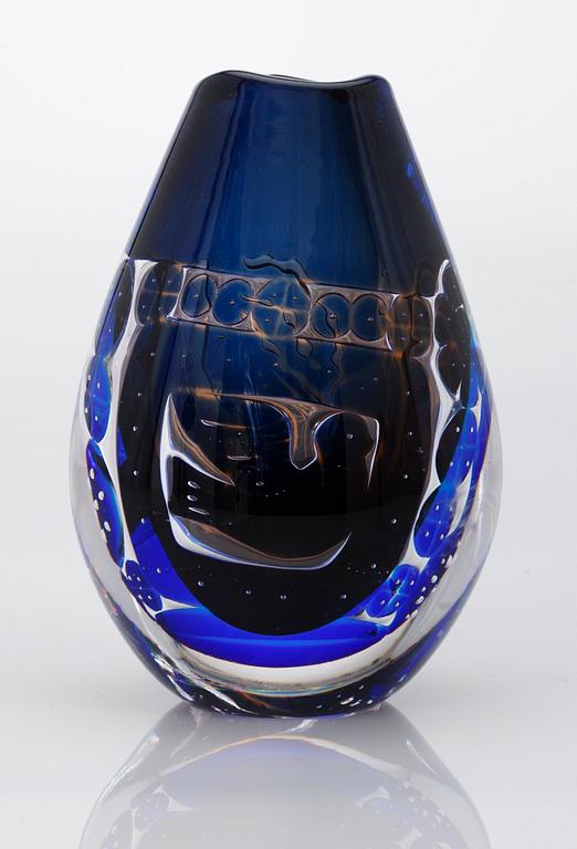 An Edvin Öhrström ariel glass vase, Orrefors 1987.