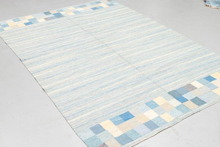 A carpet, flat weave, ca 304 x 201,5 cm,  signed B (Bohusslöjd).