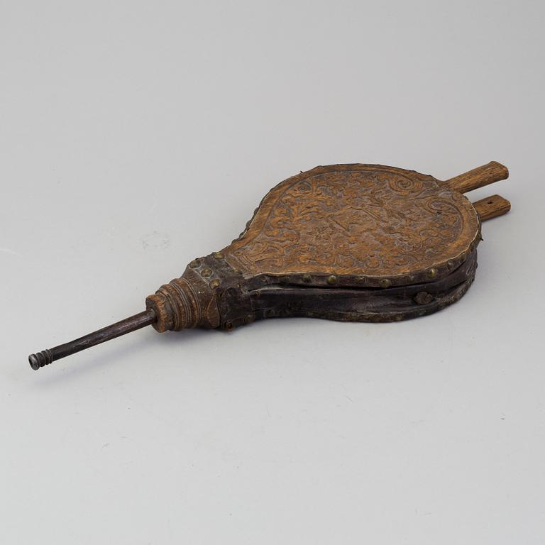 A BAROQUE BELLOWS, 17th-/ 18th century.