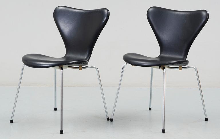 STOLAR, ett par "Sjuan", Arne Jacobsen för Fritz Hansen, 1981.