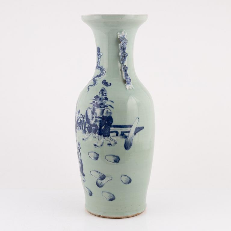 A Chinese porcelain vase, Qing dynasty, late 19th Century.