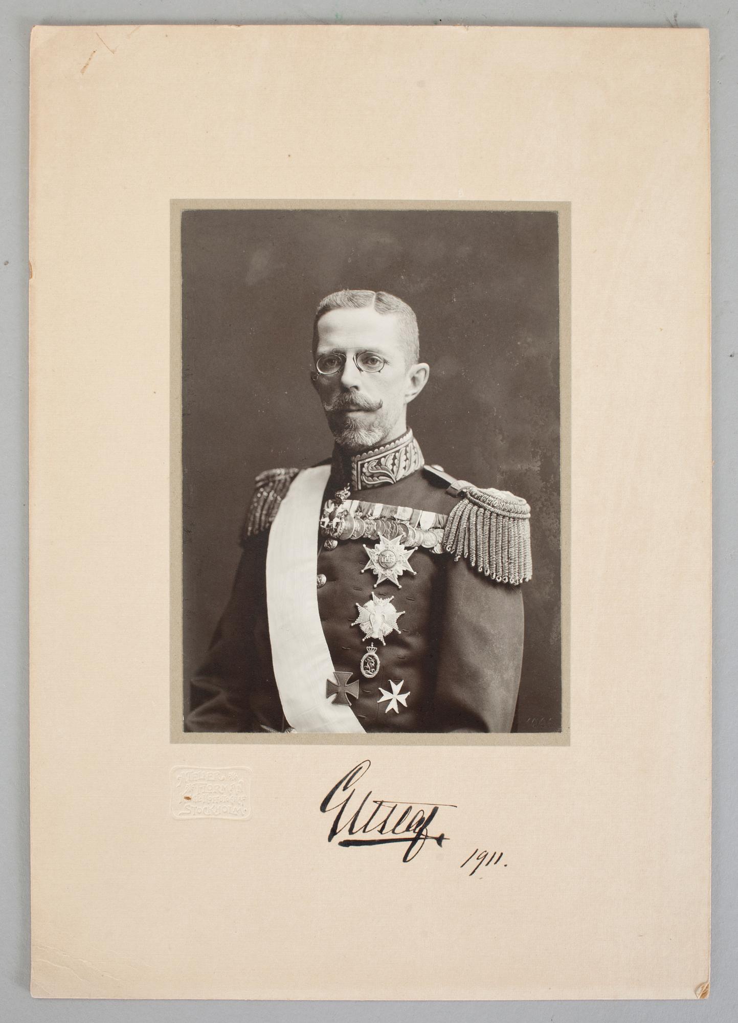 KUNG GUSTAF V AV SVERIGE, egenhändigt signerat foto, daterat 1911. Atelier Florman.