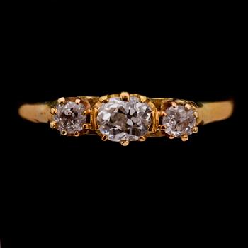 RING, 18k guld med tre antikslipade diamanter tot 0,45 ct. Tot vikt 3 g.