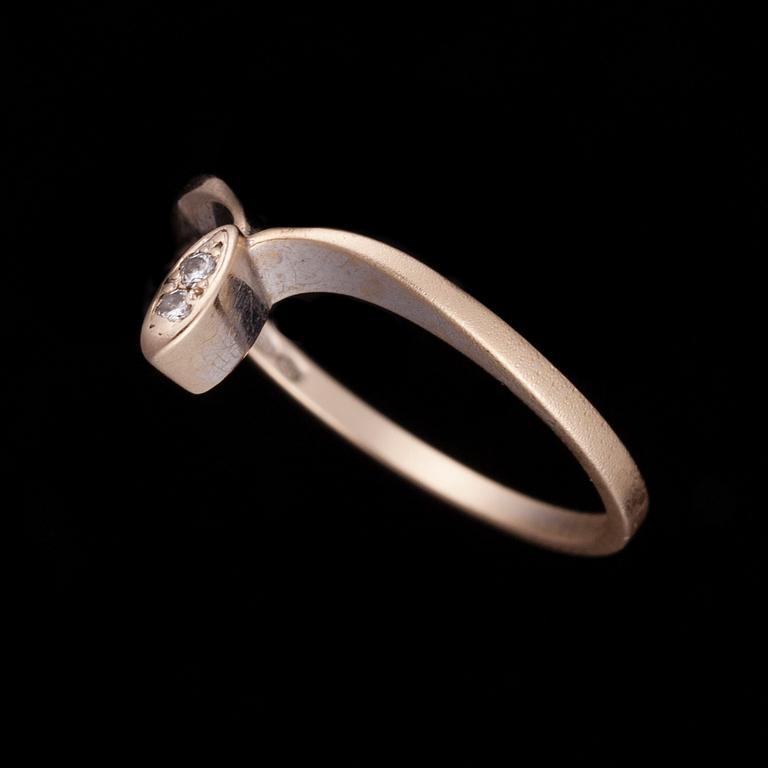 RING, 18K vitguld, diamanter. Importstämpel A. Tillander. Vikt ca 2,1 g.