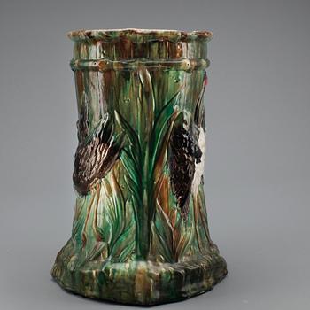 TRÄDGÅRDSPALL, majolika, märkt "Numidian Crane", England sent 1800-tal.