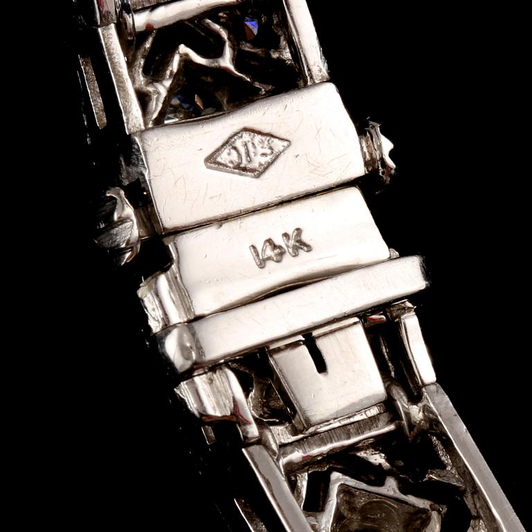 ARMBAND, 14k vitguld med 115 briljantslipade diamanter, totalt ca 5.06 ct. Vikt 29 g.