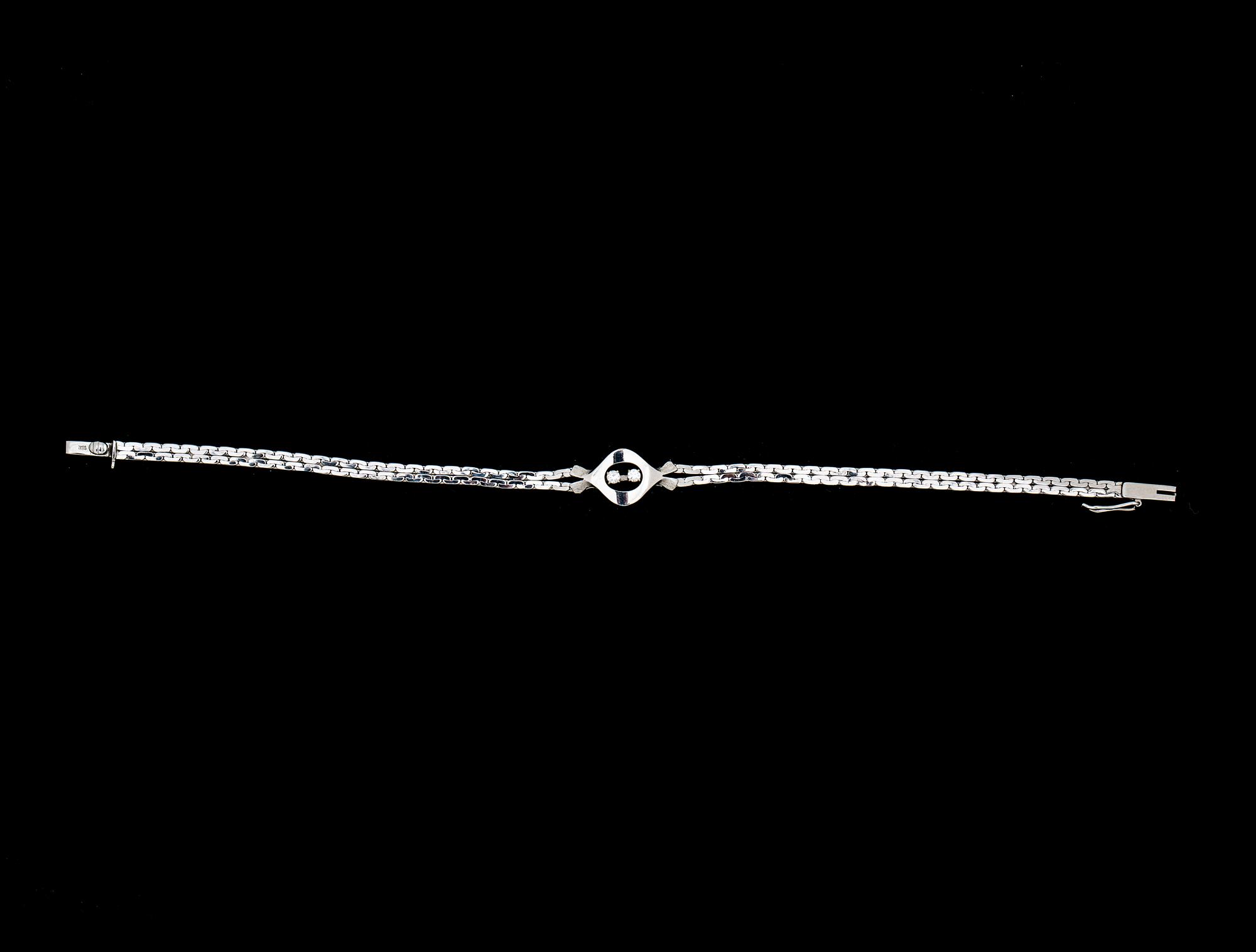 ARMLÄNK, 18 k vitguld med briljantslipade diamanter ca 0,06 ct. Vikt ca 7,5 g.