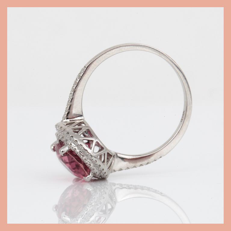 RING, 14K vitguld med ovalslipad rosa turmalin, ca 3,15 ct omgive av små diamanter tot ca 0,58 ct. Total vikt ca 3,24 g.