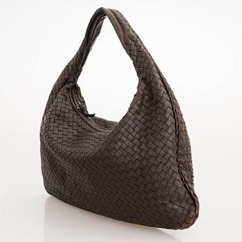 BOTTEGA VENETA, a dark brown leather 'Veneta' bag.