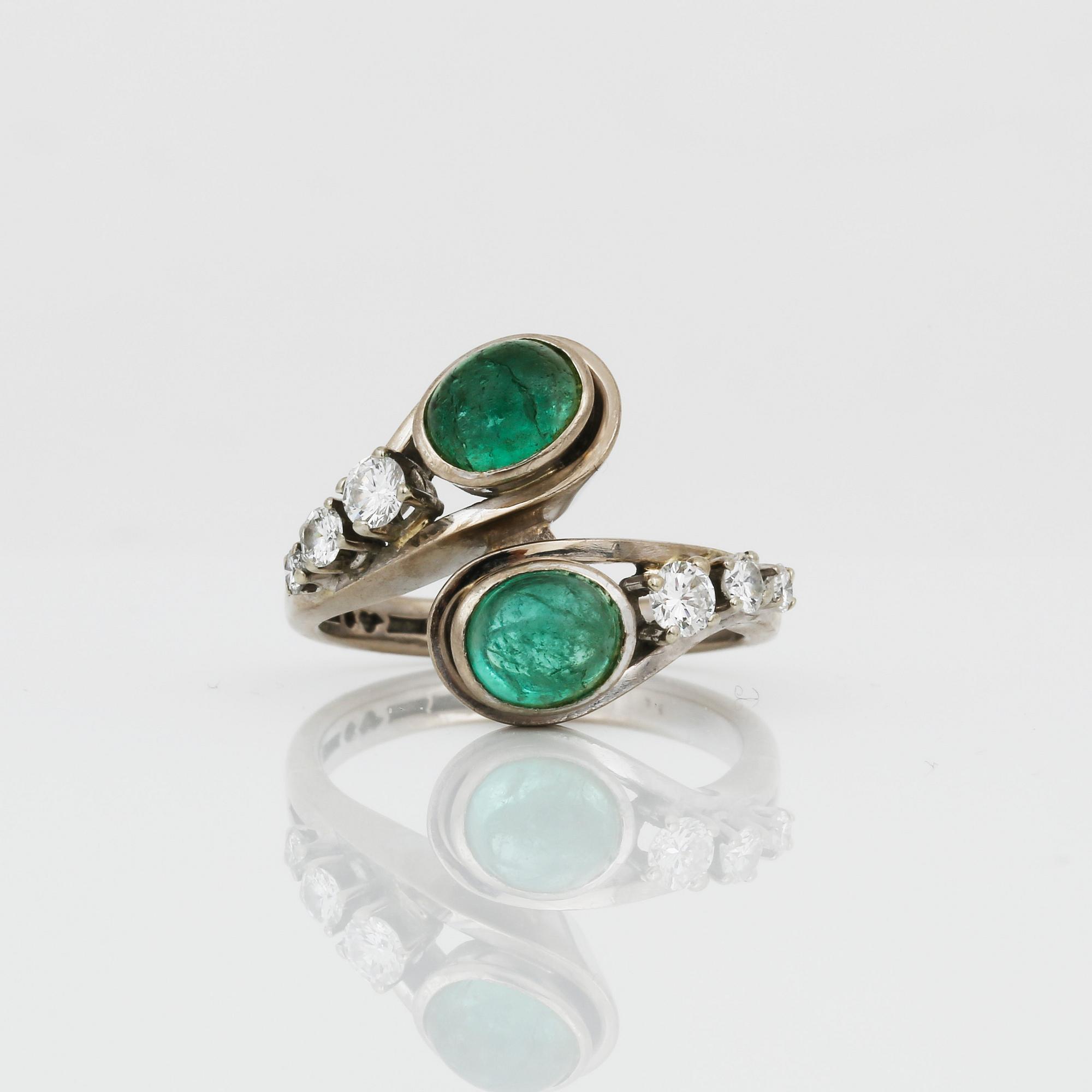 SYSKONRING, 18K vitguld med smaragder samt briljantslipade diamanter, Åhlén & Samuelsson, Stockholm, 1977. Vikt 7,75 g.